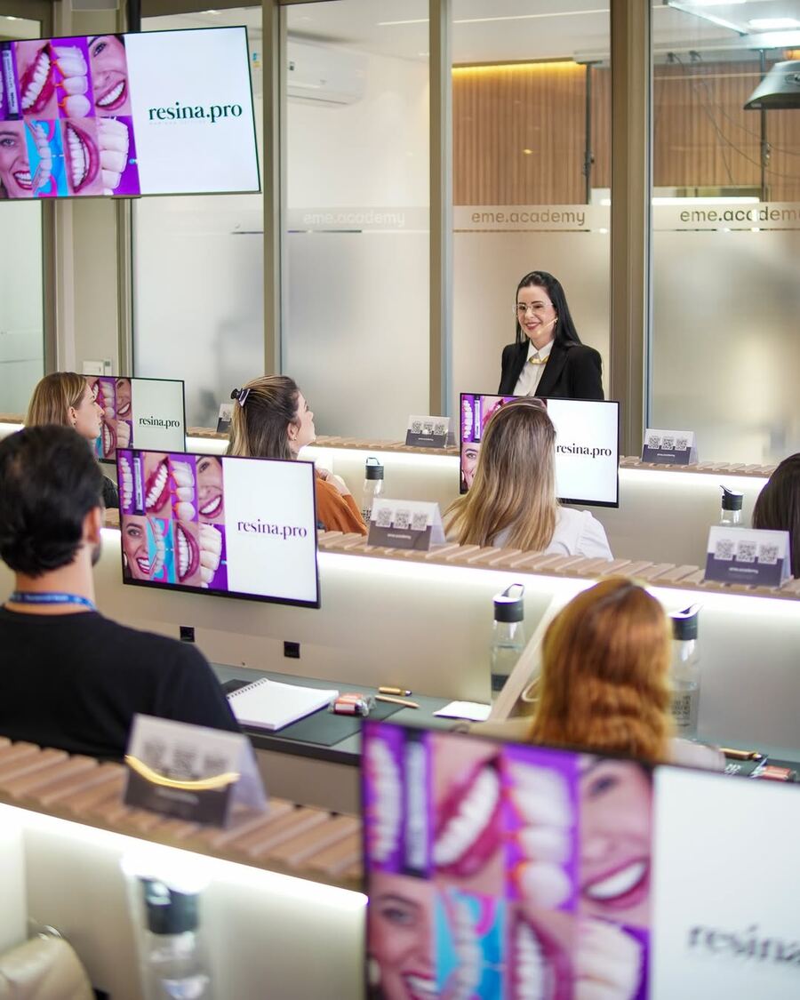 Dra. Mariana Zeitune na sala de cursos